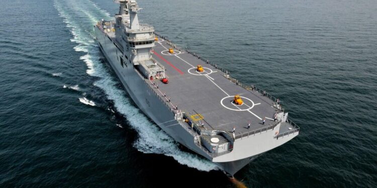 Le porte-hélicoptères français Mistral en escale à Dakar jusqu’au 6 octobre