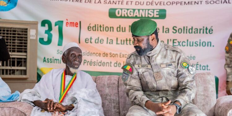 Mali : Le Président de la Transition rend visite au doyen d&rsquo;âge du District de Bamako