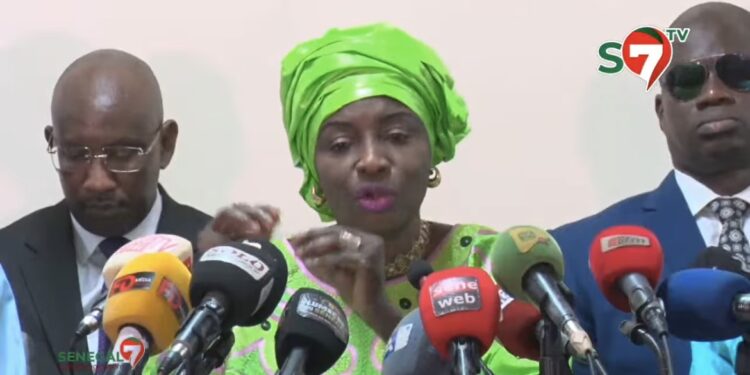 Refus de voter la LFR : Aminata Touré dénonce « l’irresponsabilité » des députés de PASTEF