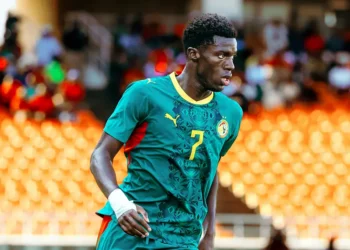 Mercato : Manchester United séduit par Assane Diao, Côme réclame jusqu’à 55 millions d’euros