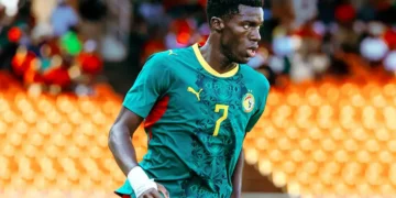 Mercato : Manchester United séduit par Assane Diao, Côme réclame jusqu’à 55 millions d’euros
