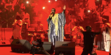 Avant première Bercy au Grand Théâtre : L’entrée spectaculaire de Youssou Ndour (Vidéo)